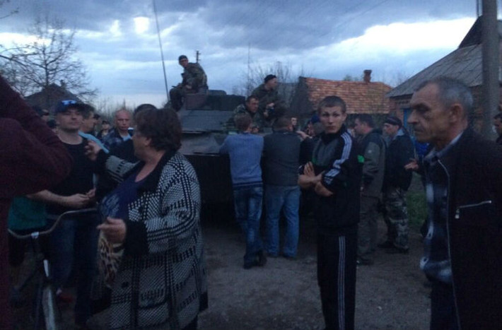 Ngày 17/4, Quân đội Ukraine cũng rút một phần lực lượng xe bọc thép ra khỏi Kramatorsk do bị người dân ngăn cản.