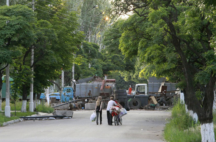 Thành phố Slavyansk bị bao quanh bởi các điểm kiểm soát của cả quân chính phủ lẫn lực lượng Tự vệ Slavyansk.
