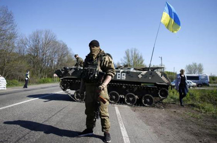 Các binh sĩ Ukraine đứng gác tại điểm kiểm soát tại làng Malinivka, phía đông Slavyansk.