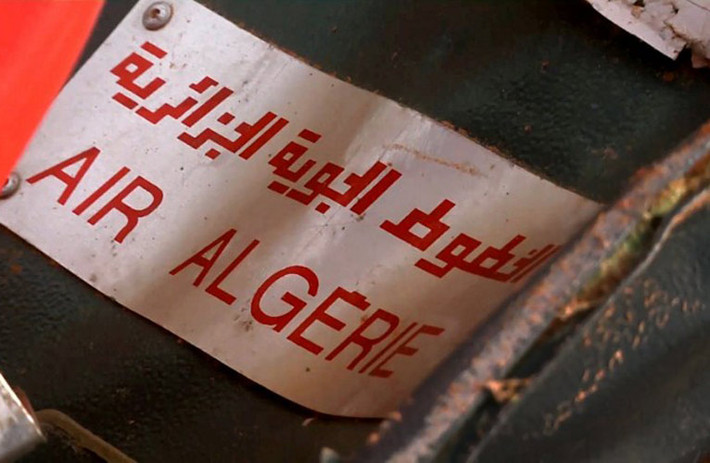 Một mảnh vỡ có in dòng chữ Air Algerie.