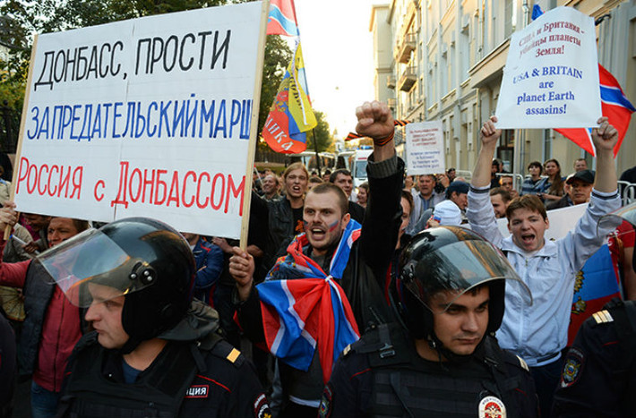Người biểu tình ủng hộ phe ly khai với biểu ngữ: "Donbass, tha thứ cho cho chúng tôi vì cuộc biểu tình phản bội kia! Nước nga luôn bên bạn"!