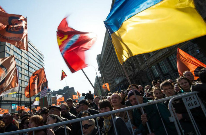 Những người biểu tình sử dụng cả cờ Ukraine ở trung tâm Moscow.