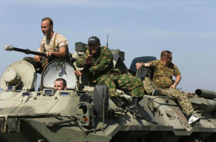 Hàng loạt xe bọc thép được triển khai ở thành phố Kamensk-Shakhtinsky, tỉnh biên giới Rostov với Ukraine.