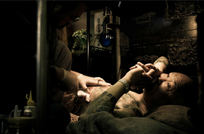 Đầu thế kỷ 20, nhiều ông trùm Yakuza ngả dần về phía chủ nghĩa dân tộc cực hữu. Yakuza đã chính thức tham gia vào những biến cố chính trị, trở thành những "nhà ái quốc bẩn thỉu" (lời các nhà sử học Nhật) với tôn chỉ hoạt động gồm 3 chống: chống chủ nghĩa tư bản, chống chủ nghĩa cộng sản và chống nền dân chủ kiểu phương Tây.