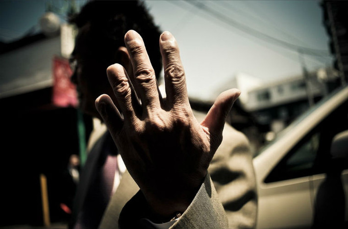 Phần lớn các Yakuza đều có ngón tay út ngắn hơn bình thường hoặc mất hẳn. Nguyên do của điều này là theo luật của mafia Nhật, bất kỳ thành viên nào không tuân lệnh cấp trên, lệnh của các ông trùm đều phải tự chặt một đốt ngón tay út. Những lần vi phạm sau sẽ lần lượt lấy đi những đốt tiếp theo của cả 2 ngón tay út và có khi ở những ngón khác.