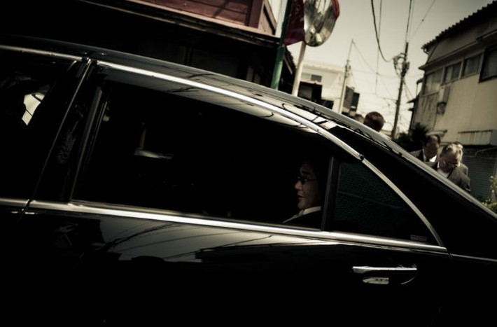 Nguyên tắc cốt lõi của cấu trúc Yakuza là mối quan hệ cha - con. Khi một người được tuyển vào tổ chức Yakuza, người đó phải chấp nhận mối quan hệ này, phải hứa trung thành và phục tùng vô điều kiện ông chủ của mình. Các ông chủ, giống như bất kỳ một ông bố tốt nào, đều phải có trách nhiệm bảo vệ và đưa các lời khuyên bảo cho các đứa con của mình.