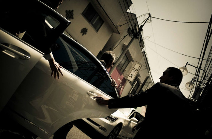 Cũng giống như tổ chức mafia, cơ cấu quyền lực của Yakuza được xây dựng theo hình tháp. Đứng đầu là một thủ lĩnh và tiếp theo là các thuộc hạ trung thành được phân ra thành nhiều cấp khác nhau.