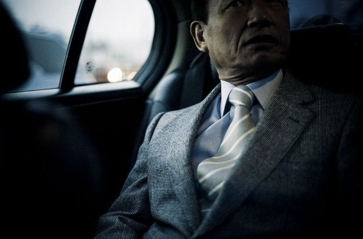 Yakuza có lịch sử vào thời kỳ các sứ quân (Edo, 1603-1867), gồm những nhóm tội phạm nhỏ, chuyên bảo kê cho các chợ phiên sau đó thì làm lính đánh thuê cho các sứ quân. Năm 1881, Yakuza được tập hợp lại trong một tổ chức có tên "Thương hội Biển đen" - chuyên hoạt động trên biển và giết người thuê.