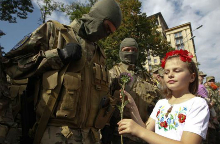 Trẻ em Ukraine tặng hoa cho binh sĩ tiểu đoàn tự nguyện Sich tại Kiev.
