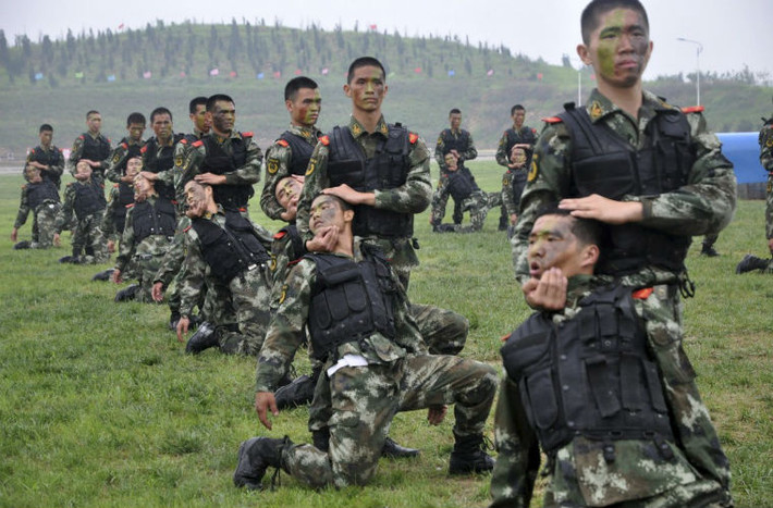 Dân quân Trung Quốc thực hành khống chế người bị bắt giữ.