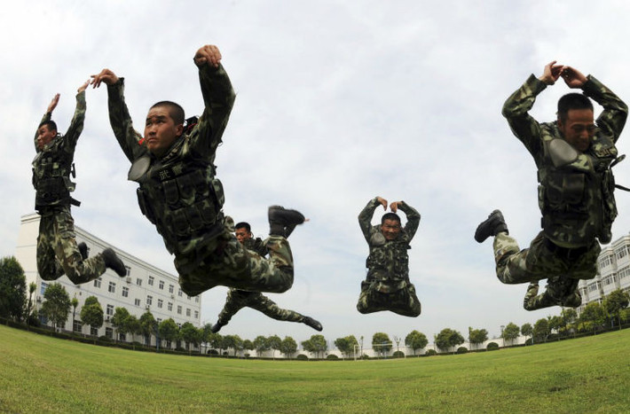 Dân quân Trung Quốc thực hành bài tập nhảy...
