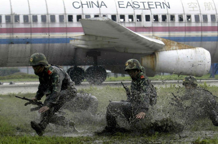 ... cùng với tác chiến tại nhiều điều kiện thời tiết khắc nghiệt.