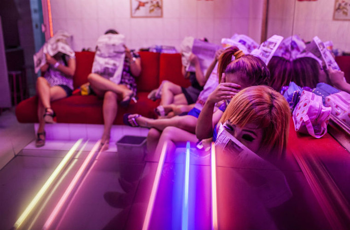 Gang Dolly hay còn gọi là Ngõ Dolly là một trong những khu đèn đỏ lớn nhất Đông Nam Á với hàng trăm nhà chứa.