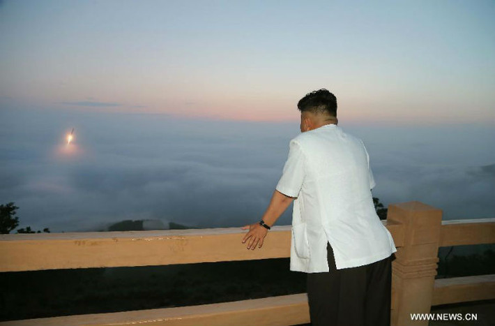 Ông Kim Jong-un ngắm tên lửa được phóng đi.