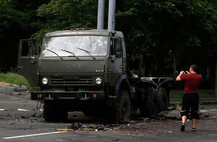Người dân địa phương chụp ảnh chiếc xe vận tải Kamaz bị các lực lượng vũ trang Ukraine mai phục bắn hạ.
