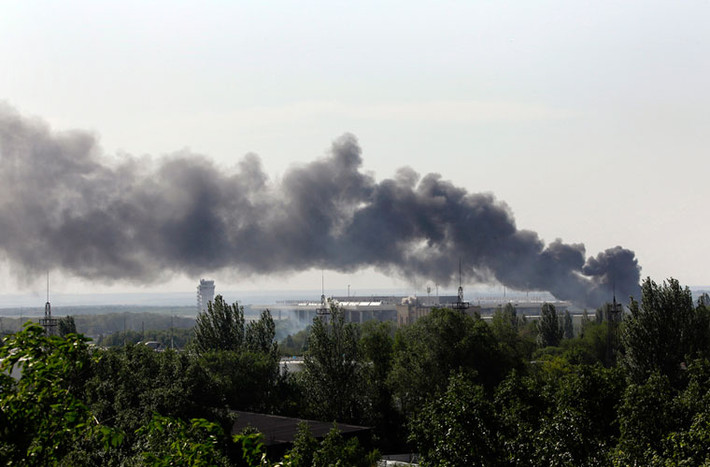 Khói bốc lên từ sân bay Donetsk trong cuộc xung đột đẫm máu giữa các lực lượng Ukraine và lực lượng Tự vệ Donetsk.