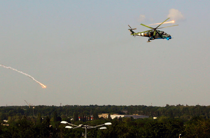 Trực thăng Mi-24 của các lực lượng vũ trang Ukraine bắn pháo sáng ở một khu dân cư gần sân bay Donetsk.