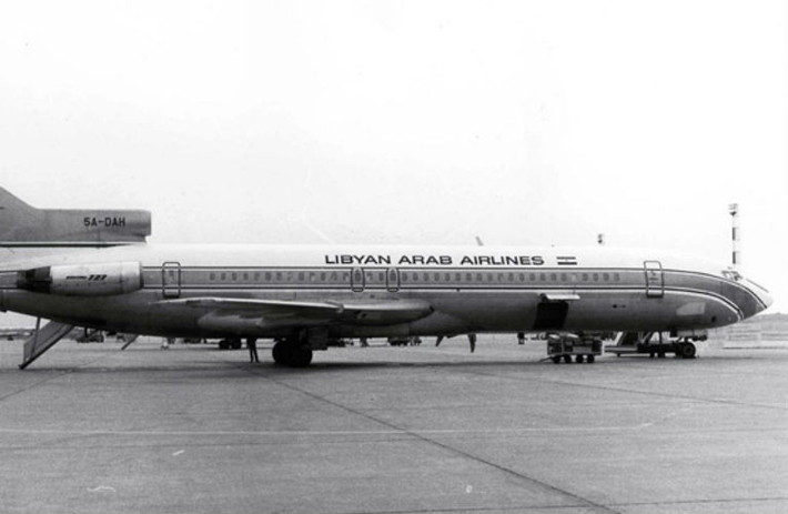 Chiếc Boeing 727 trong chuyến bay 114 của Libyan Arab Airlines bị Israel bắn hạ ngày 21/2/1973 khiến 108 người thiệt mạng. Trên đường bay tới Cairo, Ai Cập, chiếc máy bay gặp bão nên phải thay đổi đường bay tới sa mạc Sinai do Israel chiến được sau cuộc chiến 6 ngày. Israel cử 2 máy bay chiến đấu lên áp giải chiếc Boeing 727. Máy bay Israel khai hỏa do máy bay của Libya không tuân thủ lệnh điều khiển.