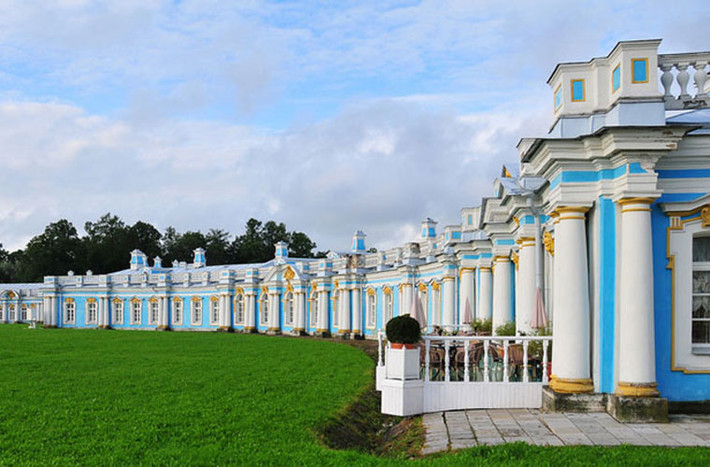 Lâu đài Catherine của Nga được xây dựng để làm nơi cư trú mùa hè cho các Nga Hoàng. Lâu đài này được coi là một trong những cấu trúc vĩ đại nhất thế giới. Lâu đài được xây dựng năm 1717 nhưng bị phá hủy và xây lại vào những năm 1750. Trong quá trình xây dựng, 100 kg vàng đã được xử dụng để làm nhiều tượng đài khác nhau trong lâu đài.