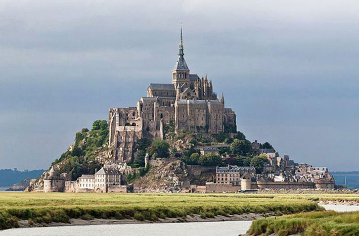 Lâu đài Mont Saint Michel của Pháp tạo lạc trên một mỏm đất, cách bờ biển 1km. Do thủy triều, lâu đài này sẽ bị ngăn cách khỏi đất liền mỗi khi thủy triều lên. Tuy vậy, lâu đài Mont Saint Michel vẫn được coi là một trong những lâu đài đẹp nhất thế giới.