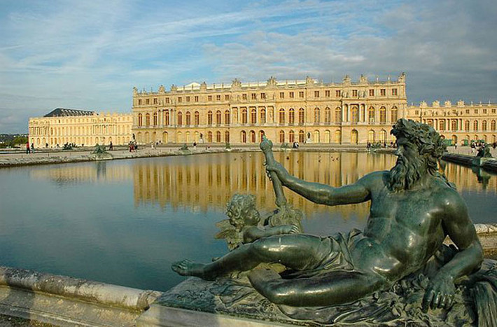Lâu đài Chateau de Versailles của Pháp nằm ở ngoại ô Paris là một lâu đài thực sự tuyệt vời. Đây được coi là một trong những lâu đài lớn nhất trên thế giới với hơn 700 phòng, 2.000 cửa sổ, 6.000 bức tranh và hơn 5.000 chi tiết nội thất.