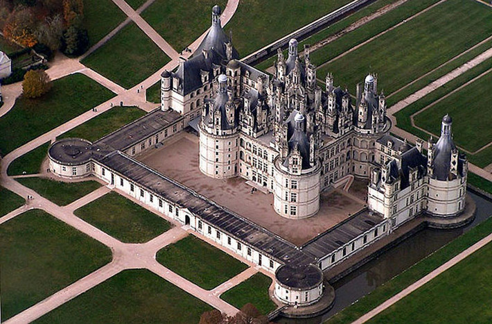 Lâu đài Château de Chambord được coi là lâu đài mang phong cách phục hưng đẹp nhất trong Thung lũng Loire của Pháp, được xây dựng bởi vua Francis I vào năm 1519 và hoàn thành vào năm 1547.