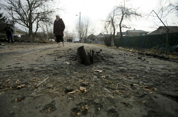 Một viên đạn nổ trên đường phố ở làng Krasnyi Pakhar, gần Donetsk.
