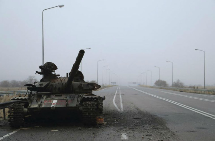 Một chiếc xe tăng bị phá hủy ở Lugansk.
