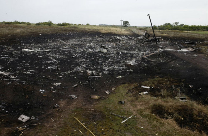 Tàn dư của thảm họa MH17 có ở khắp nơi.