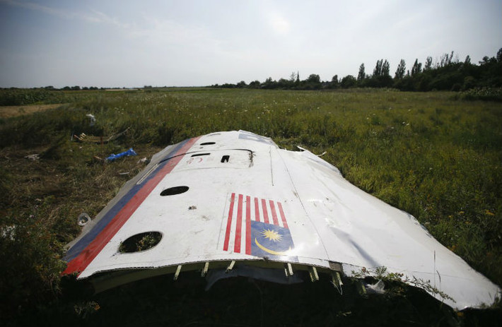 Một mảnh vỡ của chiếc máy bay Boeing 777 mang số hiệu MH17 của Malaysia Airlines.