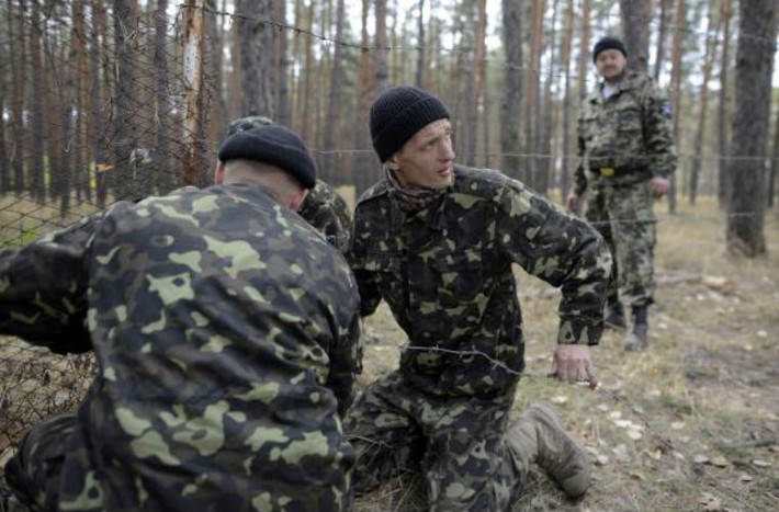 Binh sĩ Ukraine lập căn cứ gần Lugansk.