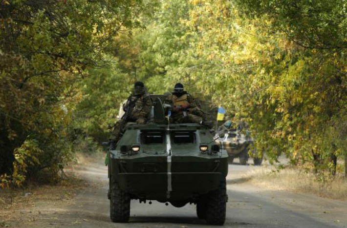 Binh sĩ Ukraine trên xe bọc thép ở Kramatorsk, tỉnh Donetsk.