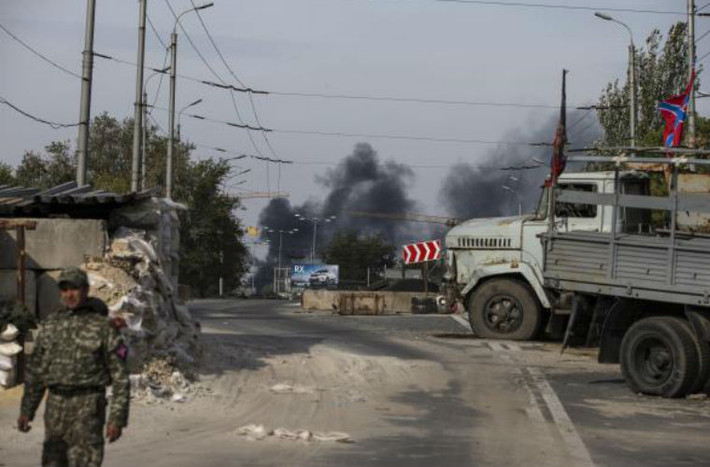 Binh sĩ phe ly khai tại điểm kiểm soát gần sân bay Donetsk.