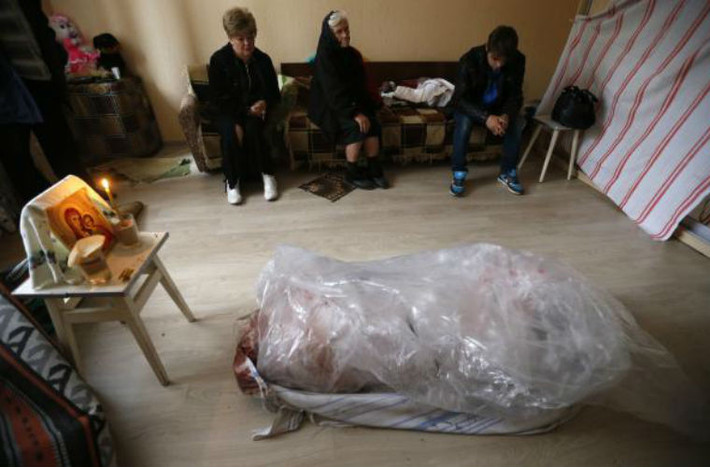 Thi thể một phụ nữ 50 tuổi thiệt mạng trong đợt pháo kích ngày 21/9 ở Debaltseve.