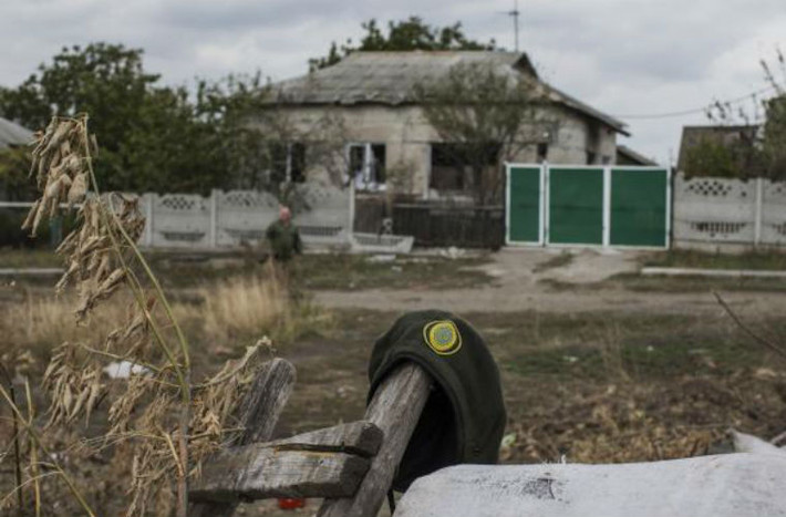 Mũ beret của binh sĩ Ukraine gần thị xã Nizhnaya Krinka.