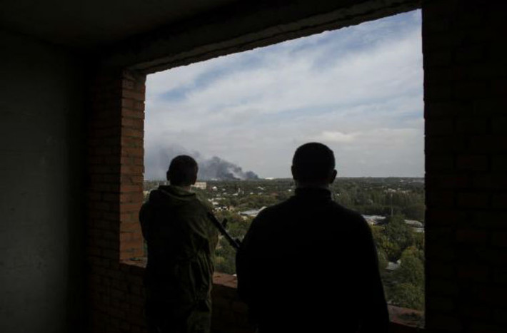 Binh sĩ ly khai theo dõi khói bốc lên từ sân bay Donetsk.