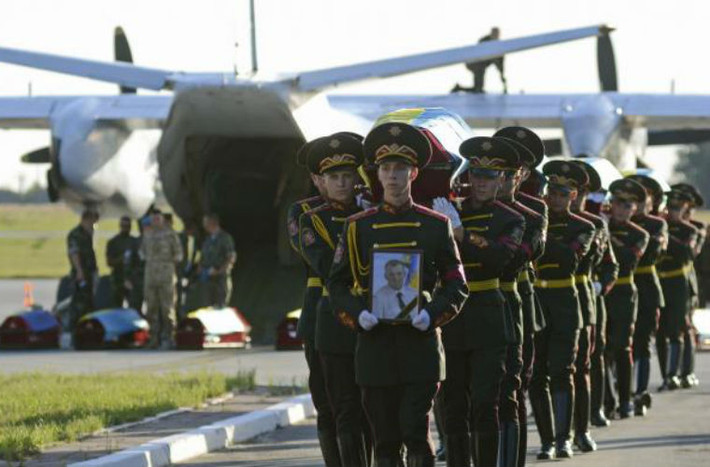Thi thể các binh sĩ Ukraine được chuyển về Lviv sau khi hi sinh ở mặt trận. Số lượng binh sĩ thương vong liên tục tăng do tình hình chiến sự miền đông ngày càng ác liệt.