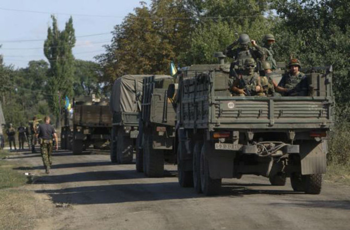 Đoàn xe chở các binh sĩ Ukraine tiến về Lugansk.