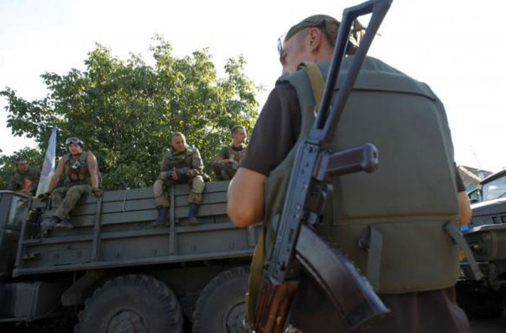 Các binh sĩ Ukraine nghỉ ngơi sau khi hành quân ở Lugansk.