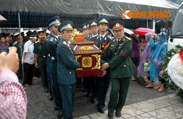 Ngày 11/7, đã có hàng nghìn người đến viếng 18 chiến sĩ hi sinh vụ máy bay M- 171 tại nhà tang lễ Bộ Quốc phòng, Hà Nội.