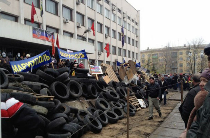 Người biểu tình cũng đã chiếm đóng tòa nhà hội đồng thành phố ven biển Ukraine Mariupol. Sau khi kéo cờ nước Cộng hòa Donetsk lên trên tòa nhà này, người biểu tình đã tiếp tục dựng hàng rào phòng thủ xung quanh tòa nhà.