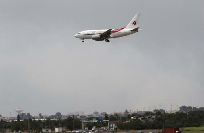 Một máy bay của Air Algerie chuẩn bị hạ cánh.