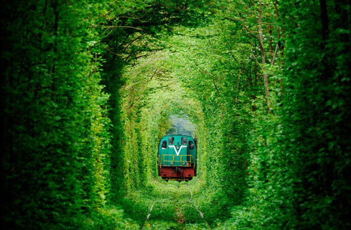 ..nhưng cũng là đường tàu xe lửa chạy qua.