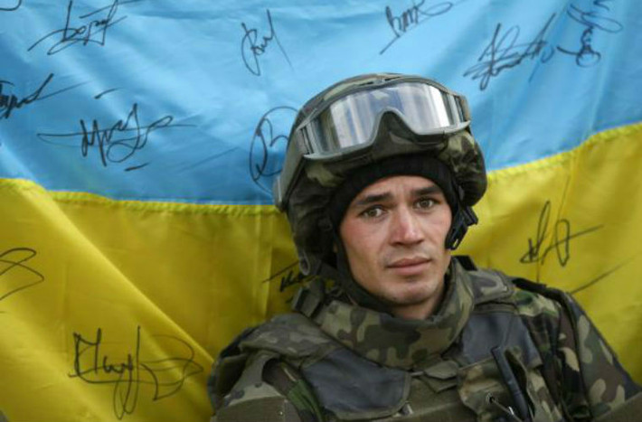 Quân nhân Ukraine theo dõi quá trình trao trả tù binh.