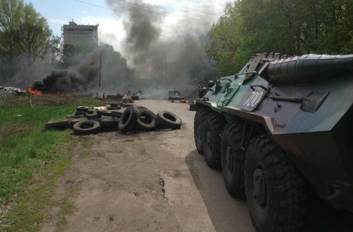 Lực lượng Tự vệ Slavyansk bắt đầu đốt bánh xe để cản đường tiến của lực lượng bọc thép Ukraine.