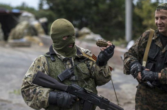 Binh sĩ ly khai kiểm tra một quả lự đạn tại điểm kiểm soát ở gần sân bay Donetsk.