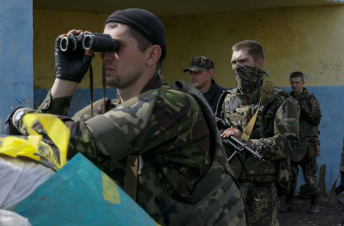 Vệ binh Quốc gia Ukraine kiểm tra tình hình từ một điểm kiểm soát ở Lugansk.
