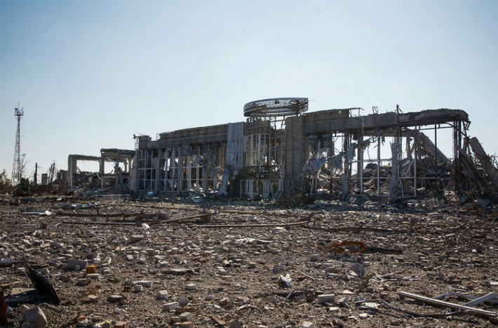Sân bay Lugansk tan hoang sau khi ngừng bắn.