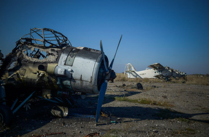 Máy bay AN-2 cháy trong sân bay Lugansk.
