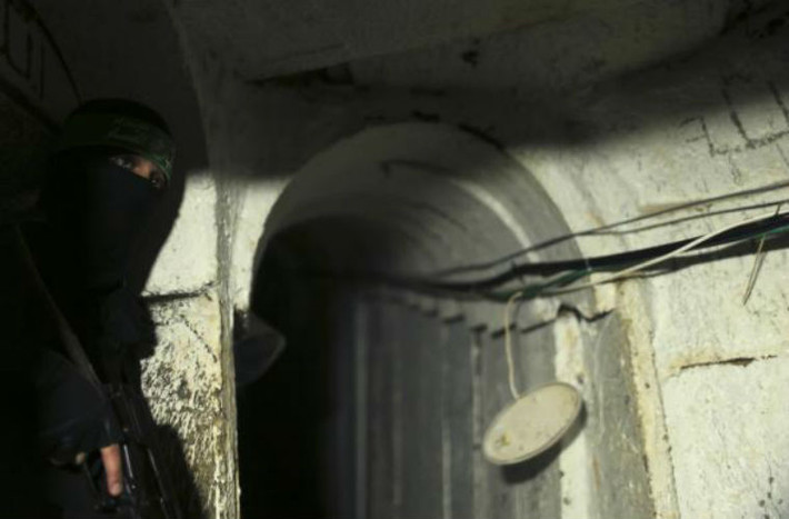 Một binh sĩ lữ đoàn Izz el-Deen al-Qassam đứng gác.